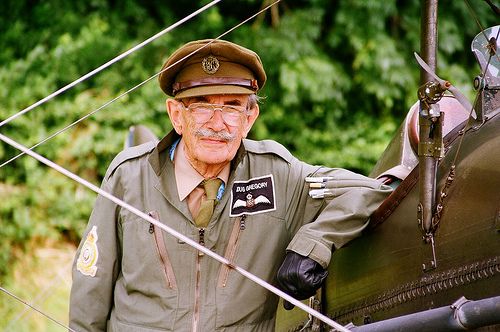 Piloto acrobatico se jubila con 90 años
