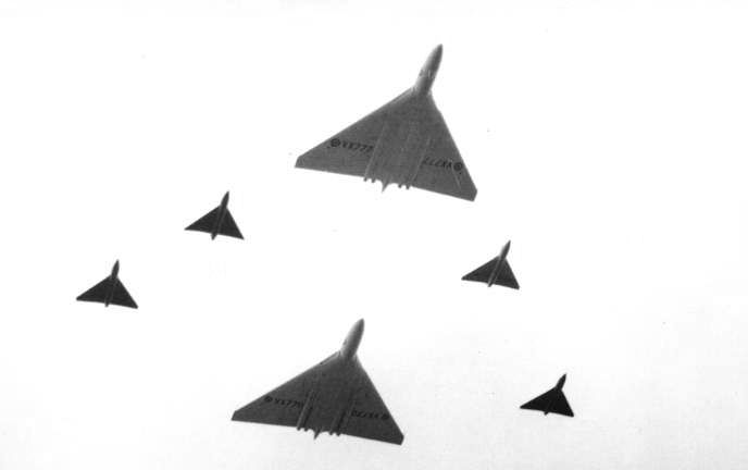 Prototipos del Avro Vulcan, flancqueados por los Avro 707