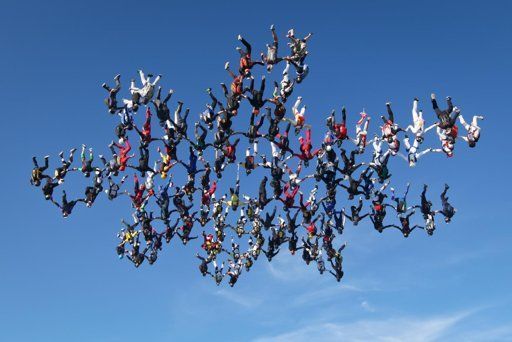 138 paracaidistas en formacion de estella en caida libre
