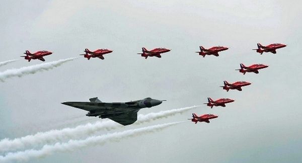 XH558 & Red Arrows
