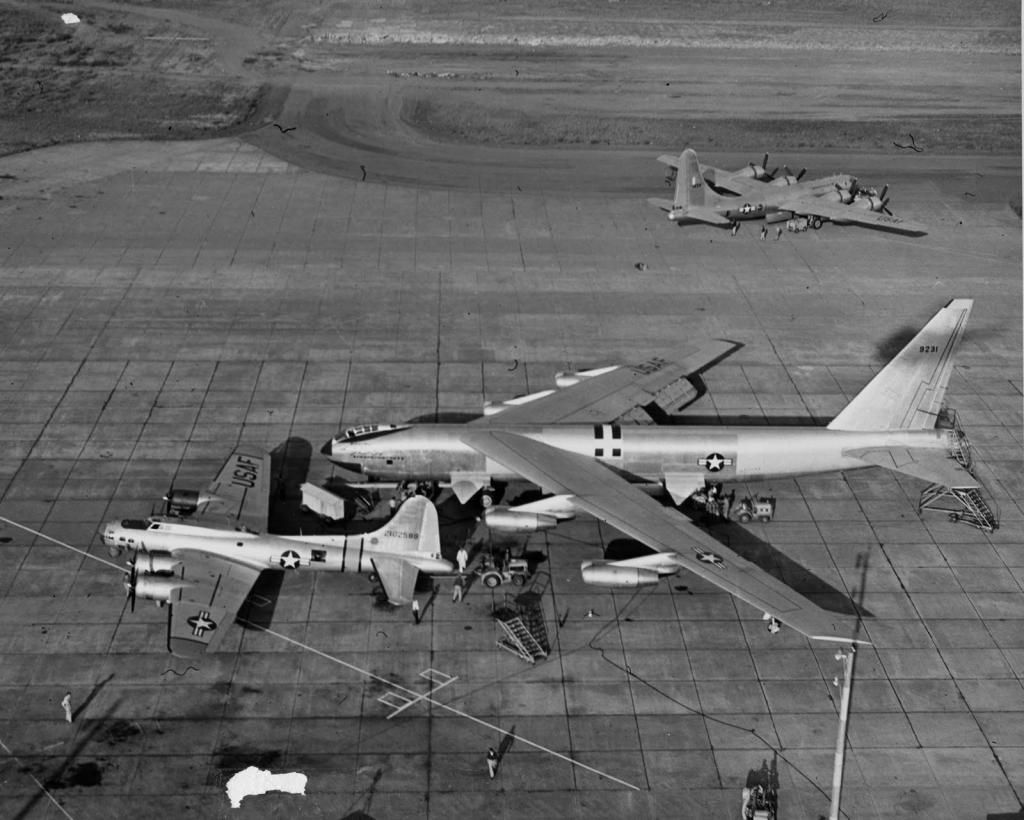 B-17 e YB-52