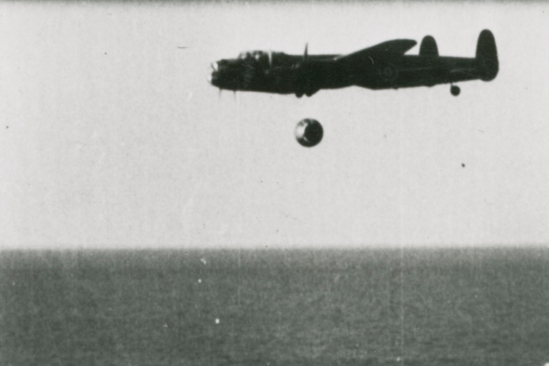 Lancaster lanzando la bomba rebotadora