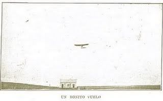 Fotografía del vuelo, en la que se puede apreciar la altura que alcanzó y el aeroplano sobre el campo de aviación.