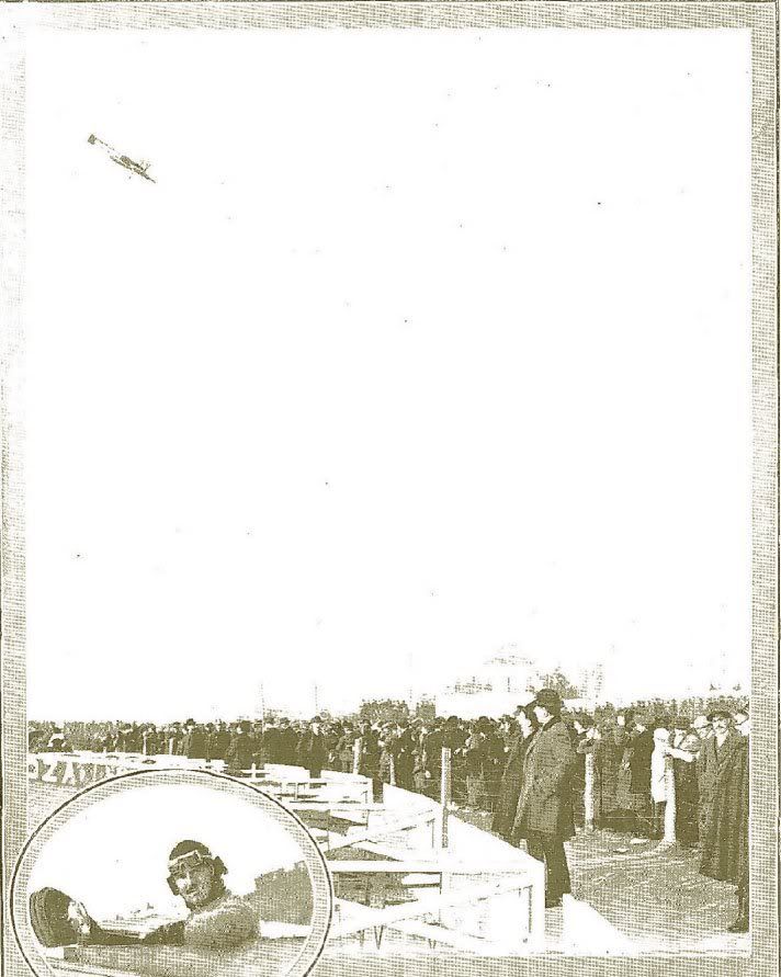 Páginas de la prensa de Diciembre de 1913. Se pueden apreciar las gradas y el velódromo, y al rey D. Alfonso XIII viendo la demostración.