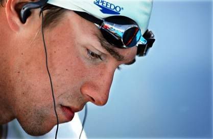 Michael Phelps Bong:Olympic Hero Pictured Smoking Bong