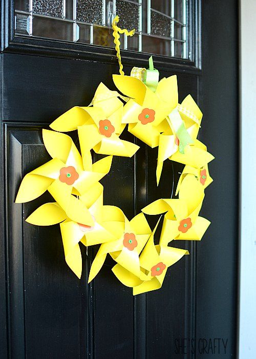 Make a Spring Daffodil Pinwheel wreath with your kids