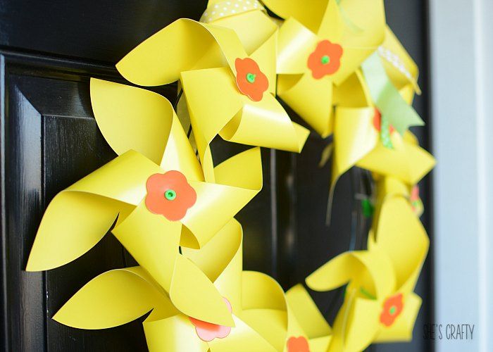 craft project, spring wreath, daffodil pinwheel, front door wreath