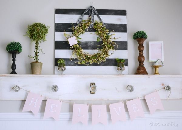 How to style an Easter Mantel with free printables #hallelujah - use free printables to style a mantel 