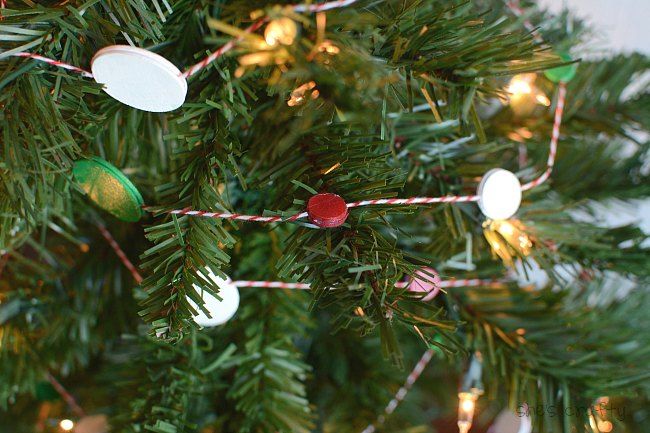 This Christmas tree garland is simple, easy and a gorgeous mix of red, green and white dots