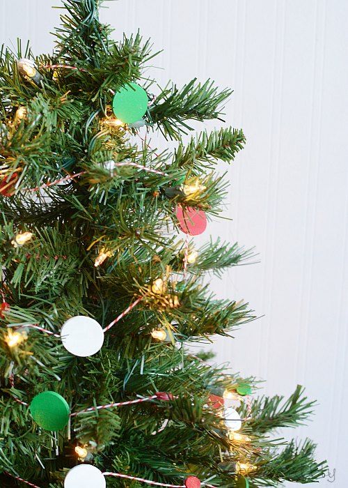 This Christmas tree garland is simple, easy and a gorgeous mix of red, green and white dots