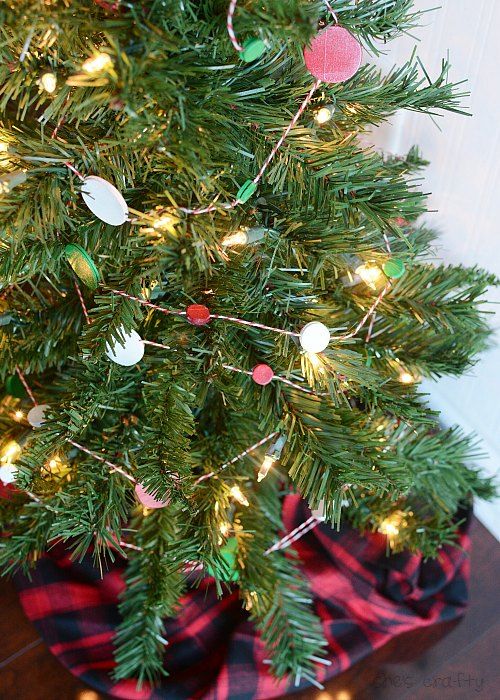 This Christmas tree garland is simple, easy and a gorgeous mix of red, green and white dots