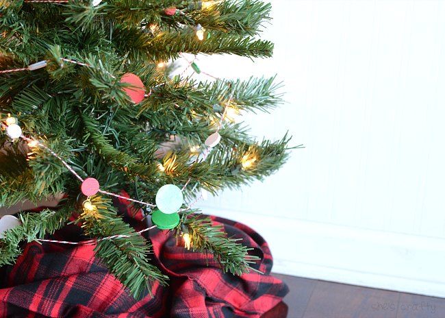 This Christmas tree garland is simple, easy and a gorgeous mix of red, green and white dots