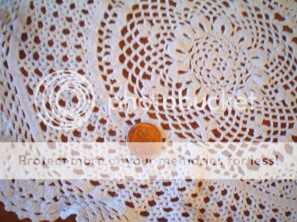 VINTAGE HM. WHITE HAND CROCHET LACE TABLE RUNNER 40  